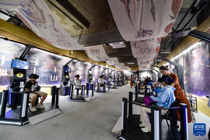 7月22日，游客線下體驗“尋境敦煌——數(shù)字敦煌沉浸展”。新華社記者 郎兵兵 攝</p>
<p>
