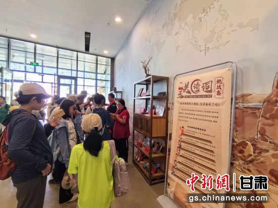 近日，玉門關(guān)遺址景區(qū)開啟了一場精彩紛呈的玉關(guān)詩詞挑戰(zhàn)賽，吸引眾多游人參與其中。玉門關(guān)遺址景區(qū)供圖