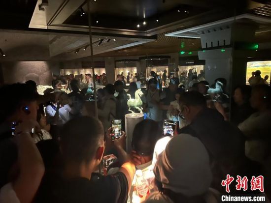 8月17日至23日，“濃濃民族情 兩岸一家親”臺(tái)灣同胞參訪團(tuán)甘肅行交流活動(dòng)在甘肅展開。圖為臺(tái)胞參觀甘肅省博物館。中新社記者 閆姣 攝