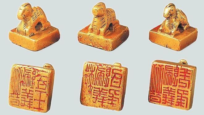 從左至右依次為“晉歸義羌侯”金印、“晉歸義氐王”金印、“魏歸義氐侯”金印