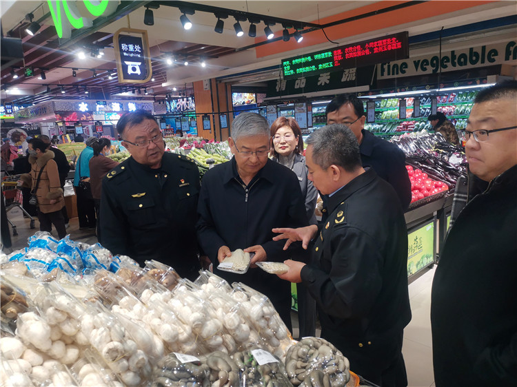 圖為市委常委、市紀(jì)委書(shū)記、市監(jiān)委主任張學(xué)勇調(diào)研食品安全責(zé)任包保企業(yè)西部天地商貿(mào)有限責(zé)任公司.jpg