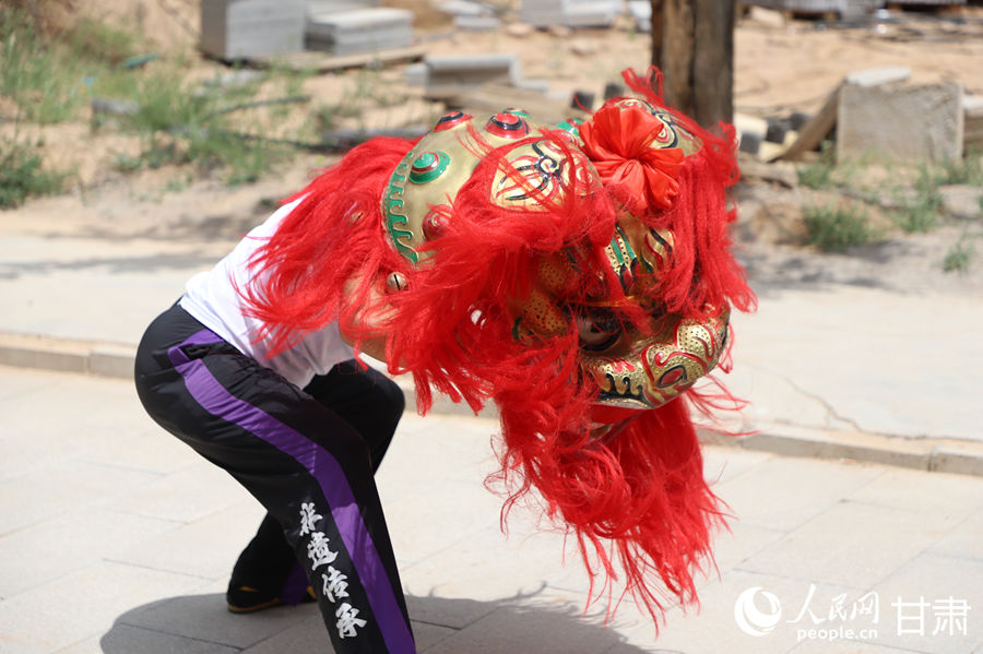 柴宗峰在桃林村展示蘭州北獅風(fēng)采。人民網(wǎng)記者 焦隆攝