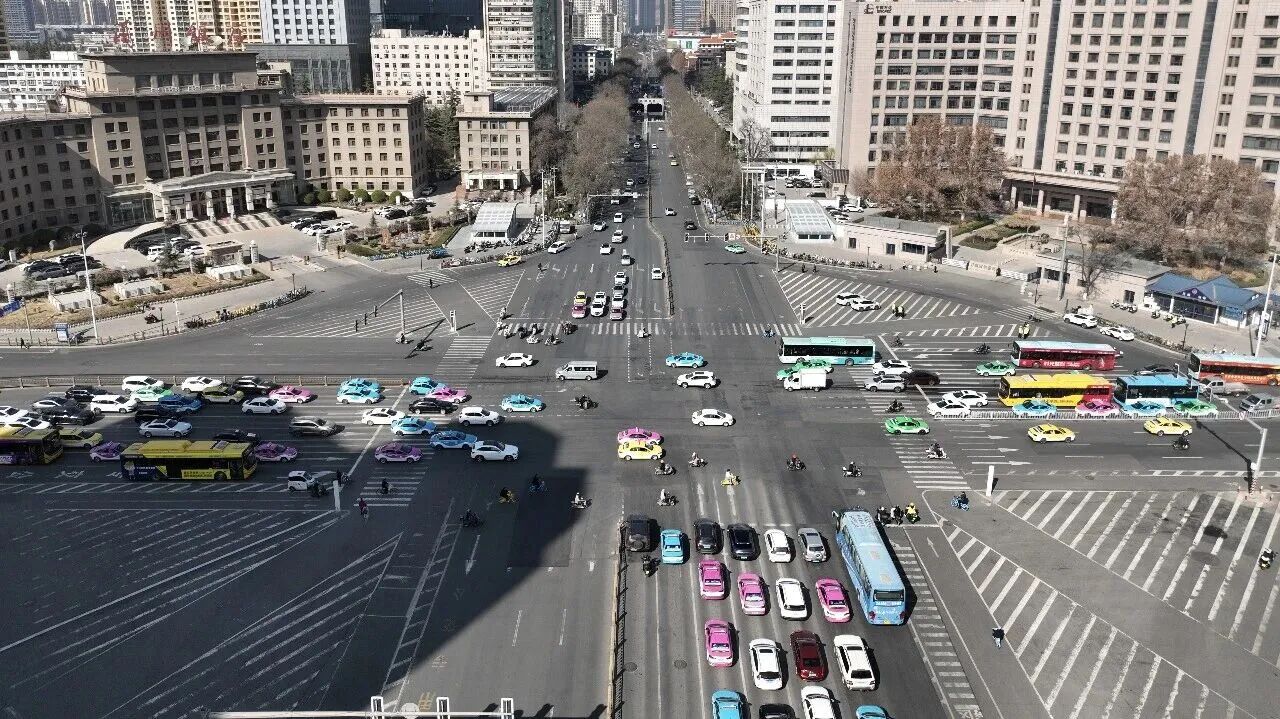 這里的交警N多操作，主打一個(gè)“暢通無阻”